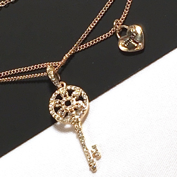 3/$30! GUESS Gold Layered Necklace Lock & Key - Picture 7 of 7